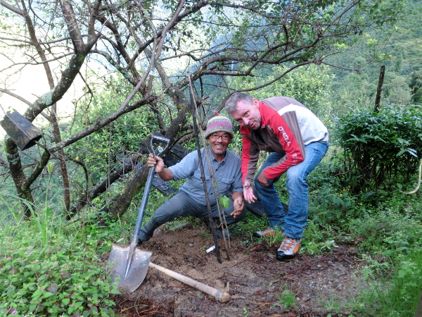 Dawa and Klaus planting vin in October 2016